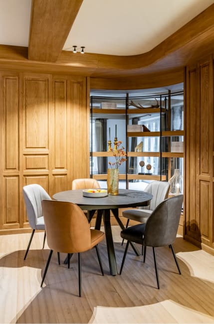 Henders and Hazel - Leo - eetkamerstoel - frame rough off black (ROB) - stof Pala - Okergeel