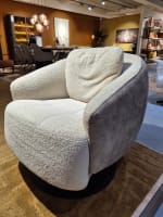 Fauteuil inclusief draaibare poot.