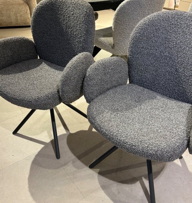 LOT DE 2 CHAISES PIVOTANTES À ACCOUDOIRS