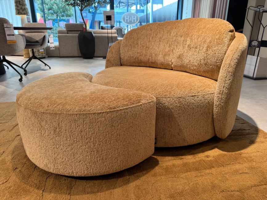 Murcial loveseat + hocker