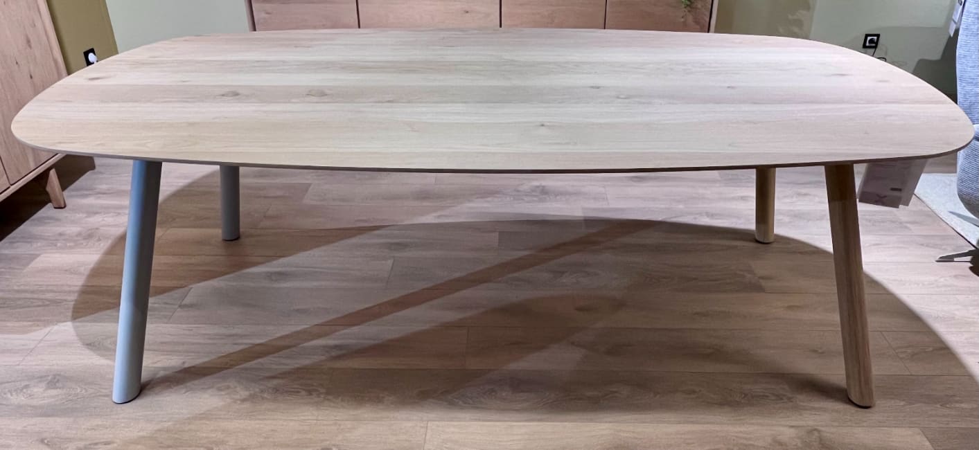 Table de repas forme ovale