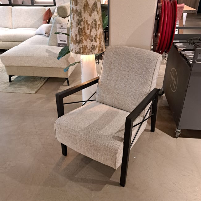Fauteuil met houten arm in stof Vada Creme