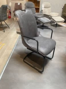 CHAISE av accoudoirs et  pietement cadre métal