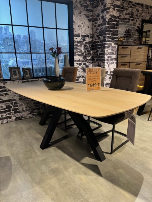 TABLE de repas avec PIETEMENT CENTRAL