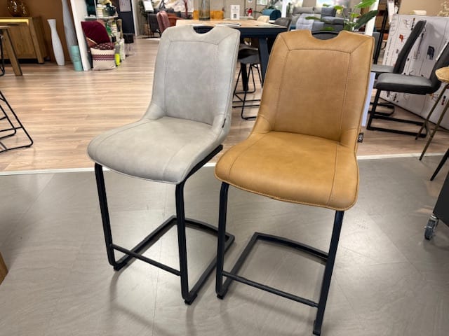 LOT DE 2 CHAISES DE BAR