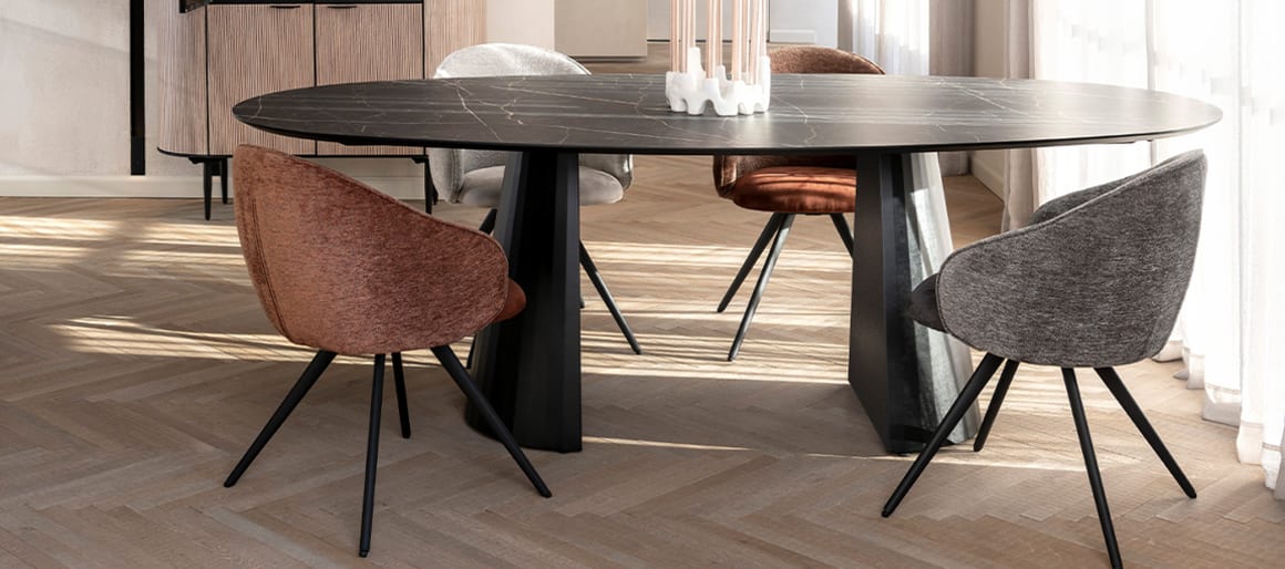 Pour qu’une chaise dure longtemps, il est préférable de la choisir dans un matériau robuste, surtout les pieds. Optez pour du métal ou du bois, qui assurent une plus grande solidité, afin de profiter le plus longtemps possible de vos chaises.