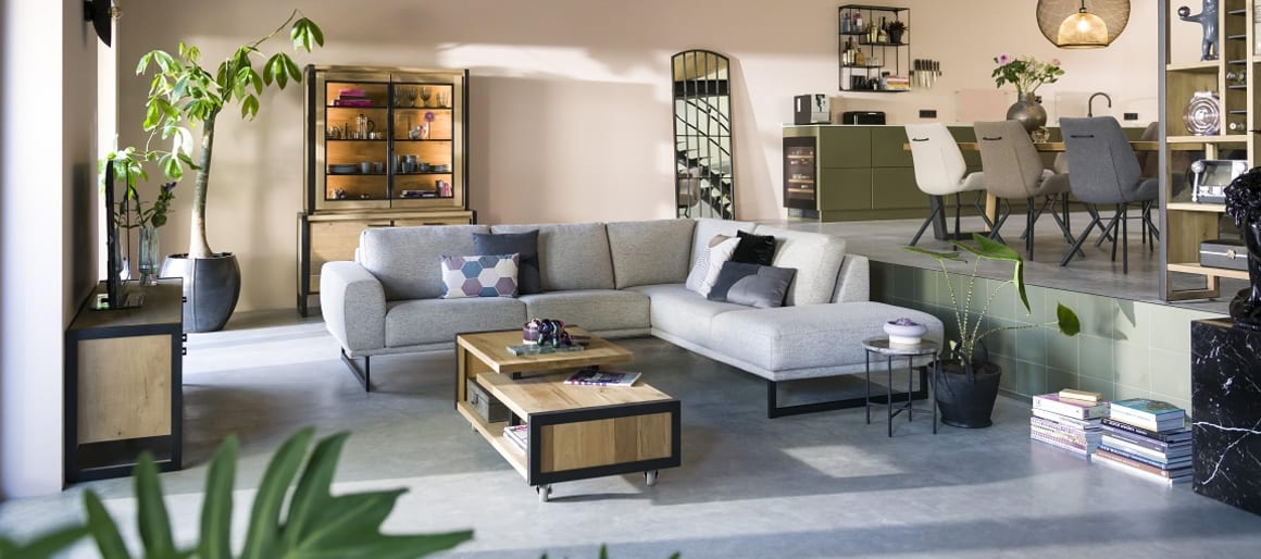 Dans un grand salon, une table basse gigogne constitue un élément central design et moderne. Pratique, ce dispositif peut, de plus, être facilement déplacé dans la pièce en fonction des besoins.