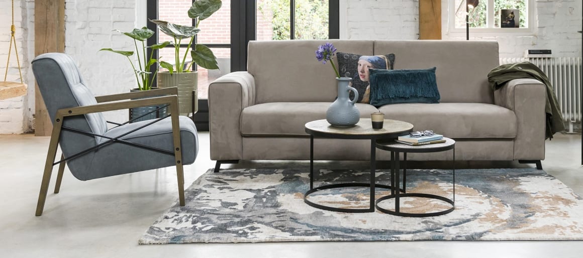 Adepte d’un style contemporain, influencé par la mode scandinave, optez pour des fauteuils aux pieds fins, en bois naturel. Des couleurs comme le jaune moutarde, le bleu marine ou le gris seront à privilégier.