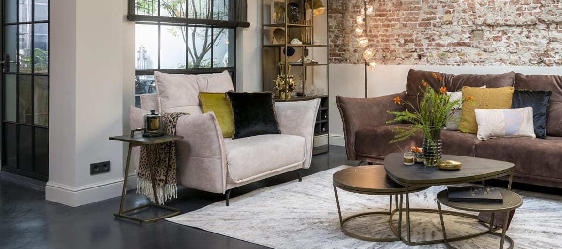 Fauteuil relax, loveseat ou fauteuil de table, peu importe le modèle choisi, restez cohérent avec votre ambiance. Choisissez, par exemple, un fauteuil aux imprimés proches de la couleur de votre canapé. Au contraire, si votre canapé est sombre, optez pour une touche de couleur que vous déclinerez également dans les objets de décoration de votre salon.