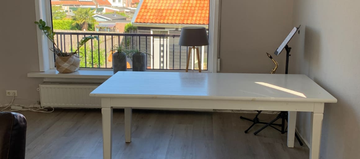 Omdat ze in hun gote woonkeuken eten, had het gezin in deze hoek vooral behoefte aan meer kastruimte