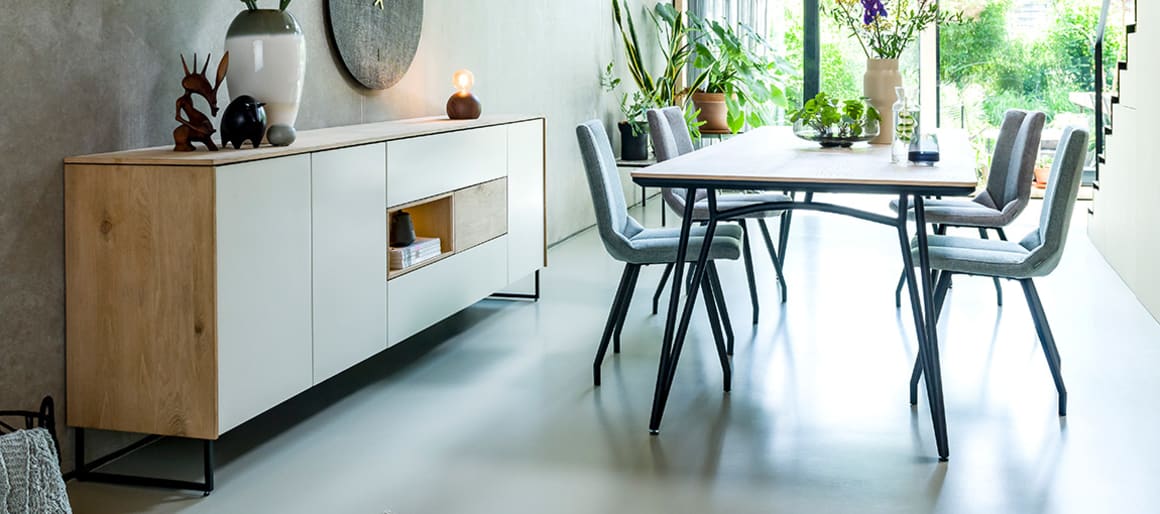 Pour adopter la tendance mix and match, commencez par investir dans des meubles en vous appuyant sur la tendance déco qui vous plaît le plus. Scandinave, industriel, contemporain… Ce sera votre fil conducteur !