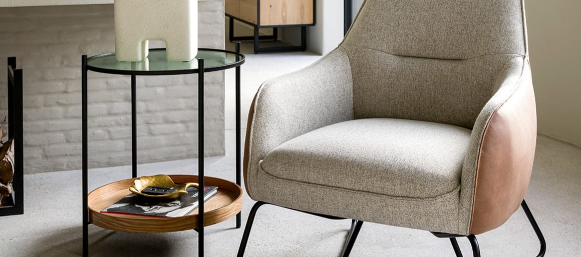 Intégrez ensuite des éléments de décoration issus des tendances complémentaires suscitant votre intérêt. Vous pouvez jouer sur les cadres, les bibelots comme les vases, les vide-poches, les luminaires, les plaids, les housses de coussins, etc.