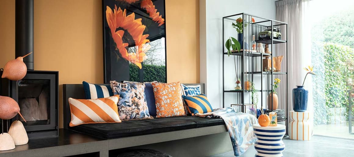 Grafische und farbenfrohe Designs bringen garantiert Schwung und Dynamik in dein Zuhause. Intensive Farben wie Blau oder Gelb lassen sich sowohl im Wohn- als auch im Schlafzimmer gut kombinieren. In einem schlichten Interieur hebst du die Dekoration mit Mustern hervor, zum Beispiel mit gestreiften oder geblümten Kissen.