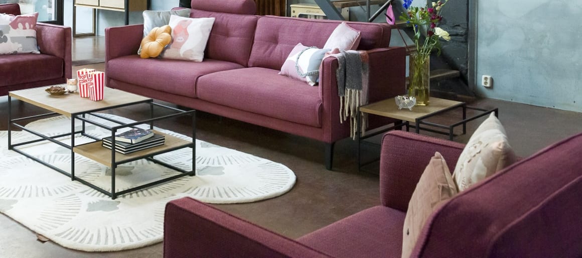 La mode vintage préfère les formes démesurées et le mobilier ornemental. N’hésitez pas à opter pour des fauteuils en rotin pour jouer la subtilité, ou à vous tourner vers des couleurs très osées, comme le orange et le violet.