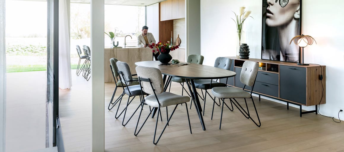 Une table ovale avec rallonge peut créer un effet design d’autant plus esthétique que les formes courbes restent synonymes de modernité.