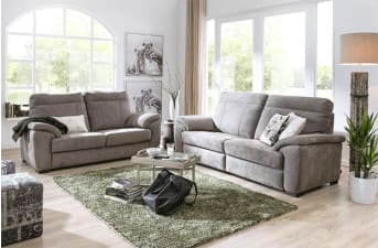 Deze tweezit van Veneto met verstelbare hoofdsteunen kan in leer of stof besteld worden. De zetel heeft een hoog zitcomfort dankzij het koudschuim en de nosagvering. Als u dat wenst, is deze zetel ook leverbaar met elektrisch relaxsysteem.
