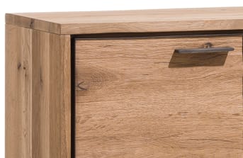 1. Eikenhout met metalen accenten