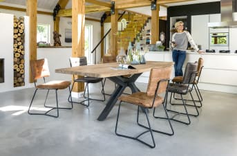 Le bois massif, pour une table robuste