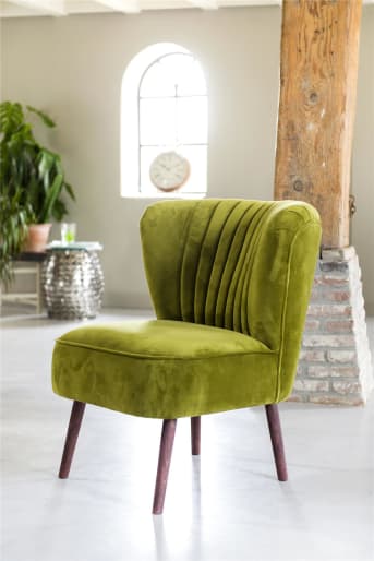 Un salon déco avec un petit fauteuil vintage à surpiqûre