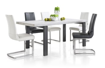 Ben je op zoek naar een nieuwe robuuste eetkamertafel met een industriële uitstraling? Dan is de Toro tafel echt is voor jou! De eettafel is voorzien van een rechthoekig betonnen tafelblad, verkrijgbaar in de kleuren grijs en charcoal. De zwarte metalen poten geven de tafel een stoer accent. Deze uitvoering heeft een lengte van 190 centimeter en is 90 centimeter breed. Verder is de Toro tafel ook beschikbaar in andere afmetingen zodat je altijd een model vindt dat perfect binnen jouw interieur past. Verder heeft de Toro collectie van XOOON vele andere meubelstukken die je goed met elkaar kunt combineren voor een uniforme uitstraling van je interieur.