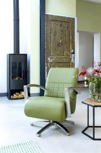 De moderne draaistoel Marrakech van Henders & Hazel zit heerlijk. Het strakke design en de sierstiksels geven deze stoel een lekkere eigentijdse uitstraling. Je kunt deze fauteuil geheel naar eigen wens en smaak laten bekleden. Kies voor stof of kunstleder in een kleur die het best in je interieur past. De draaipoot en armleuningen kunnen zowel in rvs uitvoering als in het zwart worden geleverd.