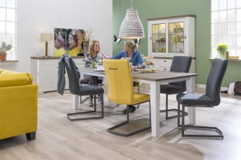 Ben jij op zoek naar nieuwe <a href="/hm/stoelen/eetkamerstoelen/">eetkamerstoelen</a>? De stoel Sofie van het merk Happy@Home is een heerlijk comfortabele stoel. Het RVS swingframe geeft de stoel een retro-look en bovendien een optimaal zitcomfort. Voor de bekleding kan er uit diverse stofsoorten en kleuren gekozen worden, afhankelijk van je persoonlijke voorkeur. Op deze manier is er altijd wel een passend model te vinden voor jouw woonstijl. Op de rugleuning van de stoel is een handgreep gemonteerd, handig om de stoel mee te verplaatsen en dit zorgt tevens voor een speelse look. Liever geen greep of een ander onderstel? Dat kan. De stoel Sofie is volledig naar eigen wens samen te stellen.