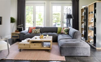 De ottomanes van Udine vormen als los element de ideale loungezetels voor de minder grote woonkamers. Wie meer ruimte heeft, breidt de zetel eenvoudig uit met meerdere zitelementen. De ottomanes van Henders & Hazel hebben een hoog zitcomfort en passen dankzij de vele kleuren bij elke woninginrichting.