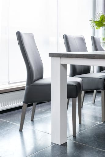 <a href="/hh/stoelen/eetkamerstoelen/">Eetkamerstoel</a> Elke van Henders & Hazel is een eenvoudig tijdloos model met houten poten, dat in vrijwel elk interieur tot zijn recht komt. De eetkamerstoel is bekleed met een mooie lederlook, die bijna niet van echt te onderscheiden is. Je kunt hierbij kiezen uit Old English in warm bruin of diverse kleuren Moreno.
