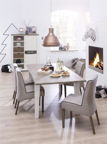 Dit handige <a href="/hm/kasten/dressoirs/">dressoir</a> met landelijke uitstraling komt uit de Mallorca collectie van Happy@Home. Behalve de nodige bergruimte, dankzij de 4 deuren en 2 laden, heeft dit dressoir nog een leuke twist. De laden zijn namelijk keerbaar. De ene zijde van de laden is wit, de andere geeft het idee van een rieten mand. Het bovenblad van het dressoir is afgewerkt in acasia in de kleur Wagon Grey, dit zorgt voor een sfeervol contrast. Een fijn dressoir voor de liefhebbers van een landelijke woonstijl. Dit dressoir is in twee breedtematen verkrijgbaar: 225 cm en 180 cm breed.