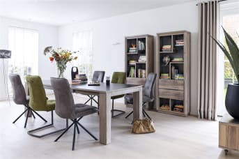 Barstoel Milan van Henders & Hazel staat op een stoer zwart frame en is bekleed met leer. Handig is de draaifunctie, waardoor de kuip draait ten opzichte van het onderstel. De barstoel kan optioneel van een handgreep op de rugleuning worden voorzien.