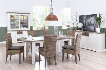 Uitschuiftafel Malton van Happy@Home past perfect bij de Mallorca meubelcollectie. De eettafel heeft dezelfde kleurencombinatie van wit en Wagon Grey. Het tafelblad is handmatig verouderd waardoor de tafel een mooie used look heeft. De uitschuifbare eetkamertafel is eenvoudig met 50 cm te verlengen. De tafel is in twee maten verkrijgbaar: 160 x 100 cm en 190 x 100 cm.