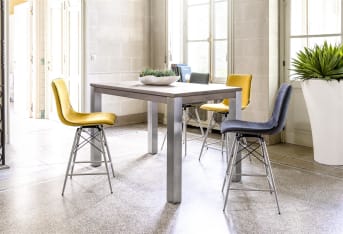 Laissez-vous tenter par cette <a href="/xn/chaises/chaises-de-bar/">chaise de bar</a> design de la collection Céline. Un mobilier qui joue sur le mélange des matières puisque cette chaise est dotée de pieds en inox et d'une assise en tissu dont vous pouvez choisir la couleur. Pourvue d'un dossier, cette chaise est confortable et sera idéale pour prendre un repas attablé à un bar, dans une cuisine ouverte par exemple. Téléchargez notre <a href="https://depliant.xooon.com/">catalogue</a> !
