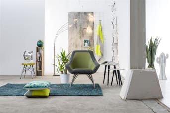Ben jij op zoek naar een nieuwe relaxfauteuil? De Jax fauteuil uit de collectie van XOOON is een comfortabele relaxstoel met een geweldig zitcomfort en is ideaal om heerlijk in bij te komen na een drukke werkdag. De fauteuil heeft een prachtig design in retro-stijl. De bekleding is uitgevoerd in een combinatie van stof en kunstleder en is verkrijgbaar in vier verschillende kleuren, namelijk antraciet, brique, groen en mosterd. Een leuk detail is dat je de kleur van de bekleding terugziet in het rvs onderstel van de fauteuil. De Jax fauteuil is ook verkrijgbaar als <a href="https://www.xooon.be/stoelen/artikel/jax-eetkamerstoel-metalen-frame-zwart-tatra-blues-combi/29686ant/">eetkamerstoel</a>.
