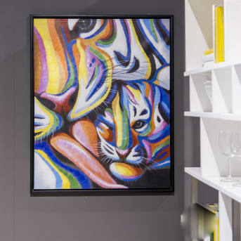 COCO Maison heeft een aantal kleurrijke schilderijen in het assortiment. Dit schilderij Me and my baby is daar een mooi voorbeeld van. Het tijgerjong met moeder hebben strepen in alle kleuren van de regenboog. De zwarte omlijsting zorgt voor de finishing touch. Een mooie kleurrijke blikvanger voor boven de bank, het dressoir of de eetkamertafel.