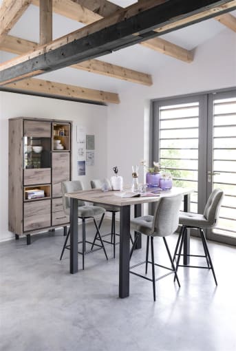 De Milva barstoel heeft een zwart frame en een gestoffeerd zitvlak wat de stoel een modern karakter geeft. Bij Henders en Hazel kun je de barstoel geheel naar eigen wens samenstellen zodat deze binnen iedere interieurstijl past. Je hebt de optie om een greep aan de rugleuning toe te voegen en het artikel is leverbaar in verschillende kleuren. Door verschillende kleuren met elkaar te combineren kun je een speels effect creëren rondom de eettafel. Verder is de Milva barstoel 101 cm hoog en voorzien van een draaisysteem. Dankzij het gevormde zitvlak en de rugleuning is de barstoel bovendien zeer comfortabel.