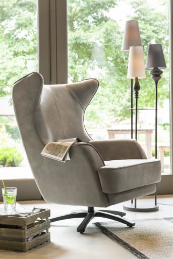 Ce <a href="/hh/chaises/fauteuils/">fauteuil rotatif</a> Avatoon signé HetH vaut vraiment le détour. Il s'inspire des fauteuils à oreilles de l'époque, avec une touche plus moderne. La partie inférieure se décline en deux variantes: noire ou rotative en inox. De plus, pour le revêtement, vous avez le choix parmi un vaste éventail de possibilités : tissu, cuir, mélange de cuir et de tissu, tout est possible. Composez votre fauteuil entièrement personnalisé.