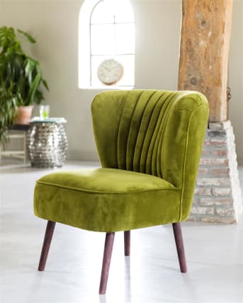 Wil jij ’s avonds heerlijk genieten in jouw favoriete stoel? Fauteuil Atoll uit de collectie van Henders & Hazel is een heerlijke retro relaxfauteuil in een eigentijds jasje. Het leuke van deze trendy stoel is dat je zelf kunt kiezen met welke stof de zitting wordt bekleed. Zo heb je de keuze uit drie verschillende stofgroepen en wel meer dan 100 verschillende kleuren. Zo vind je altijd wel een kleur die past bij jouw interieur. Tevens kan je kiezen voor koloniaal kleurige houten poten of onbehandelde poten. De fauteuil wordt standaard voorzien van verticaal sierstiksel in de zitting.