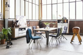 Eetkamerstoel “DEMI” biedt een heerlijk zitcomfort voor lange tafelavonden dankzij de verhoogde rugleuning en pocketvering zitting. Met de prachtige RVS poten past deze stoel ongetwijfeld perfect aan uw eettafel.