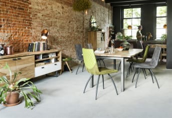 Découvrez cette confortable <a href="/xn/chaises/chaises-de-salle-a-manger/">chaise de salle à manger</a> de la collection Milo. Dotée de pieds en métal noir et d'une assise en tissu avec piqûre, elle affiche un style tout en élégance et en finesse. Elle sera du meilleur effet dans votre séjour, autour d'une grande table par exemple et se mariera à merveille à la décoration soignée d'un intérieur moderne. Téléchargez notre <a href="https://depliant.xooon.com/">catalogue</a> !