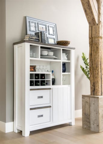 Adoptez au plus vite cette <a href="/hh/meubles-de-rangement/vaisseliers/">armoire</a> Velasco pour garder une cuisine toujours en ordre ! Composée d'une porte, de 2 corbeilles, de 6 niches et de 8 niches pour vos bouteilles préférées, cette armoire de rangement met à votre disposition un bel espace. Fabriquée en bois, cette armoire de cuisine vous séduira par son allure authentique et moderne. Téléchargez notre catalogue !