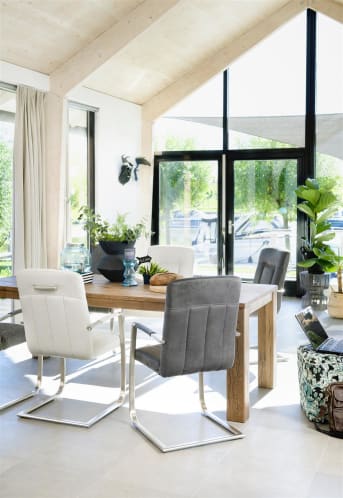 Hou jij van houten meubels in jouw interieur? Dan mag de Santorini eettafel van Henders & Hazel zeker niet ontbreken in jouw inrichting! Deze uitvoering heeft een mooie vlamtekening met wisselende kleurschakelingen en is leverbaar in vier verschillende kleuren eikenhout. Hierdoor is er altijd een exemplaar te vinden die bij jouw woonwensen past. Deze Santorini tafel heeft een afmeting van 190 x 100 cm en is 77 cm hoog, maar is ook beschikbaar in andere formaten. Tip: er zijn ook <a href="/hh/tafels/uitschuiftafels/">uitschuifbare</a> eetkamertafels in de deze collectie. Verder bestaat de Santorini collectie uit andere leuke meubels die perfect met elkaar te combineren zijn. Een echte aanrader voor liefhebbers van houten meubelen in het interieur!