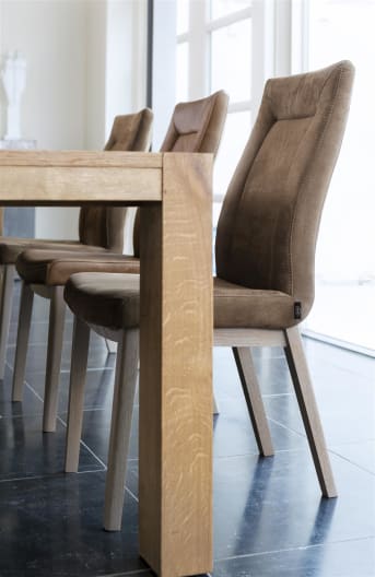 Esszimmerstuhl Malene ist ein weiterer fantastischer Stuhl aus der Kollektion Chairs & Choices von Henders & Hazel. Hierbei entwerfen Sie selbst Ihre idealen Esszimmerstühle. Malene kann sowohl mit Stoff als auch mit Leder gepolstert werden und es gibt diverse Untergestelle wie Beine aus Buchenholz oder der Vintage Swing Frame aus Metall. Wie sieht Ihr Lieblings-Malene aus?