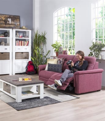 De hoge <a href="/hm/kasten/">boekenkast</a> uit de Deaumain collectie van Happy@Home heeft 2 niches om boeken in uit te stallen, 2 brede laden, 1 grote rieten mand en 2 kastdeuren. Het Acaciahout is afgewerkt in de kleur wit. Het bovenblad is in de kleur Pampas Grey wat samen met de rieten mand zorgt voor een romantische landelijke uitstraling. Deze boekenkast is een aanrader voor de liefhebbers van de Rivièra Maison stijl.