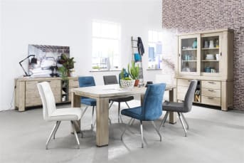 Stoer, robuust, eigentijds en zeeën aan bergruimte! Dit dressoir afkomstig uit de Coiba collectie van Happy@Home is een aanwinst voor het interieur. Het is 225 cm breed en heeft 2 deuren, 3 laden en 3 niches en is gemaakt van Acaciahout. Deze houtsoort is sterk en heeft een fraaie vlamtekening. Voor de afwerking is gekozen voor de kleur Tibet Grey. De antracietkleurige details zorgen voor de finishing touch.