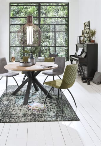 Ben jij op zoek naar een nieuwe <a href="/xn/tafels/eettafels/">eetkamertafel</a> waar je heerlijk aan kunt eten met familie en vrienden? Deze prachtige Colombo tafel is niet alleen een prachtig zicht, maar ook nog eens heel praktisch! Rondom kun je veel stoelen kwijt, en je hebt toch een tafel in de lengte. De tafel Colombo is gemaakt van massief kikarhout. Kikarhout is afkomstig uit India, en is een duurzame houtsoort met een bijzonder karakter. De vlamtekening, nerven en diverse houttinten in het hout zorgen voor een warme, sfeervolle uitstraling. De eettafel Colombo is zeker een eyecatcher voor elk interieur!
