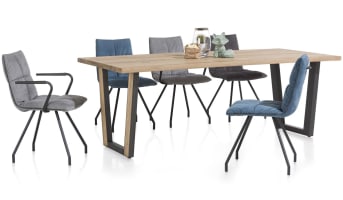 Sobre et moderne, cette <a href="/xn/tables/tables-de-salle-a-manger/">table de salle à manger</a> de la collection Denmark affiche de belles dimensions : 190x100 cm. Elle dispose d'un plateau en chêne et de pieds en métal noir. Elle participera pleinement à la décoration d'un intérieur contemporain. Vous pourrez, ainsi dresser une jolie table à l'occasion d'une réunion de famille ou d'un repas entre amis. Téléchargez notre <a href="https://depliant.xooon.com/">catalogue</a> !