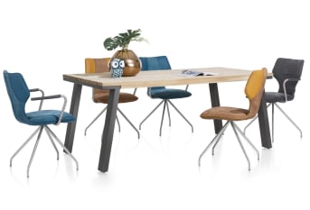 Dressoir “OTTA” past in vele interieurstijlen: van Scandinavisch tot modern/industrieel, hij zal prachtig in het plaatje passen. “OTTA” is een met zorg samengestelde serie bestaande uit witte fronten, stoere houten buitenkant en zwarte details zoals handgrepen. Dit 210 cm brede dressoir is voorzien van 3 deuren, 2 laden en 2 met LED verlichte niches.