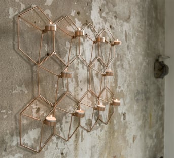 Vous cherchez une décoration d'intérieur originale pour orner votre buffet ou votre canapé? Laissez-vous tenter par Christian de la gamme COCO Maison. Cette décoration moderne et cuivrée affiche un design 3D moderne. Notez le joli détail des coupelles rondes, prêtes à accueillir vos bougies chauffe-plat.