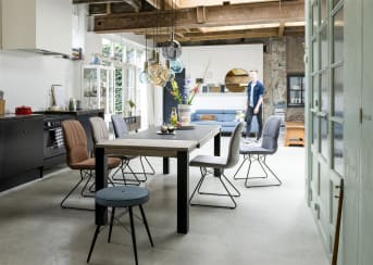 Ce canapé de trois places et demie, issu de la collection Talisman, peut se conjuguer avec d'autres éléments de la même collection. L'objectif : créer un grand <a href="/xn/canapes/canapes-d-angles/">canapé d'angle</a> qui deviendra l'élément central de votre salon. Personnalisable, ce canapé est disponible en différents cuirs et tissus. Le choix des pieds vous revient également pour bénéficier d'un mobilier à votre image. Téléchargez notre <a href="https://depliant.xooon.com/">catalogue</a> !
