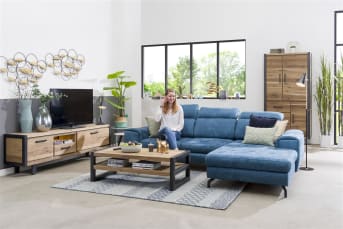 Deze royale <a href="/hm/kasten/bergkasten/">bergkast</a> uit de Brooklyn collectie van Happy@Home biedt flink wat bergruimte. De kast heeft 3 deuren en 3 laden, plek zat om heel veel spullen op te ruimen. Dankzij de combinatie van eikenhout en zwart metaal heeft de bergkast een stoer en robuust uiterlijk. Het hout is afgewerkt in de kleur railway brown, waardoor de natuurlijke tekening van het eikenhout nog beter tot zijn recht komt.